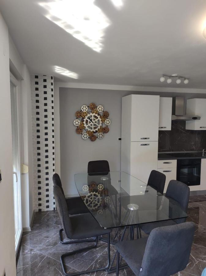 Modern Apartment Ana 로비니 외부 사진