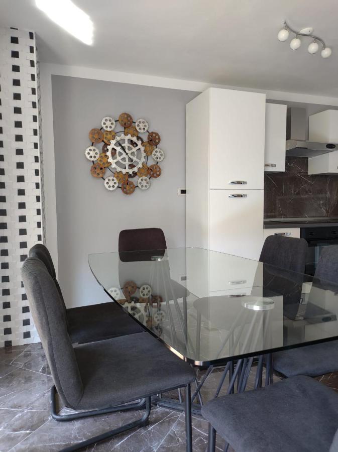 Modern Apartment Ana 로비니 외부 사진