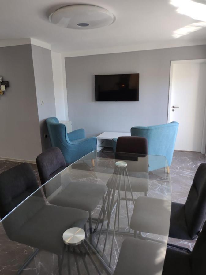 Modern Apartment Ana 로비니 외부 사진
